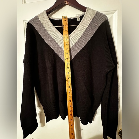 TAHARI Black Gray Varsity Style V Neck L Silky Soft Stretchy Collegiate Sorority - Picture 8 of 10